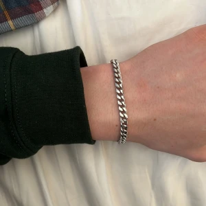 Silverfärgat armband - Snyggt silverfärgat armband med en klassisk kedjedesign. Perfekt för att ge en stilren touch till din outfit. Lätt att matcha med andra accessoarer. 18 cm längd