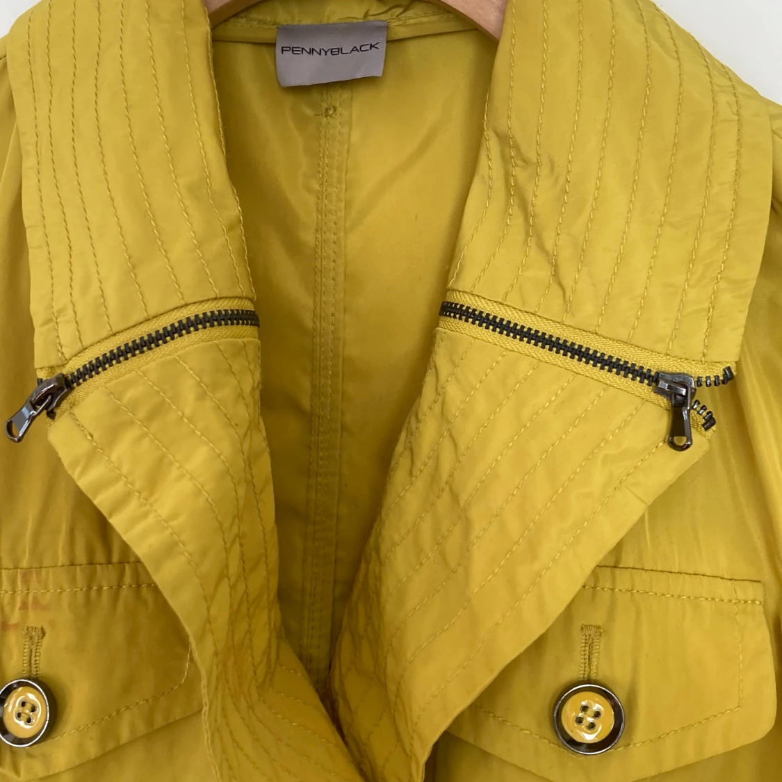 Gul trenchcoat från PennyBlack.size 36 - 1