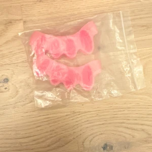 Tåseparerare -Tåskiljare - Tåseparerare - tåskiljare som lindrar ömma fötter, rätar ut tår och ökar blodcirkulationen.Lindrar ömma fötter och förbättrar tårnas styrka och utseende. Reducerar och förebygger smärta vid hammartå, knölar, överlappande tår och hallux valgus. Ökar blodcirkulationen och hjälper till att sträcka ut muskler och leder. Revitaliserar trötta och ömma fötter genom att låta tårna slappna av. Rätar ut tårna och lindrar problem som plantar fasciit och dålig blodcirkulation. Skyddar fötterna från smärtor 