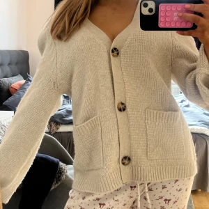 Stickad kofta Lindex - Så snygg och mysig kofta från Lindex! Storlek L men passar både M och S beroende på hur man vill att den ska sitta. Använd fåtal gånger