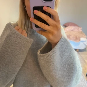 Mohair tröja hm  - Jättefin ljusgrå tröja i mohair från hm serien hm edition, storlek s men ganska stor i storlek. Nypris är ca 800 kr. Passar så bra till alla årstider! Fick i julklapp men kommer inte till användning då den är för stor på mig som vanligtvis har xs. Kan gå ner i pris vid snabb affär, aldrig använd!💞💞