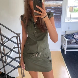 Ursnygg jeans klänning!!💗💗 - Grön jeansklänning med coola detaljer. Knappar vid bröstet som gör att man kan justera urringningen. Skärpet går även att ta bort ifall det önskas, fickor på sidan av klänningen. 😊storlek S