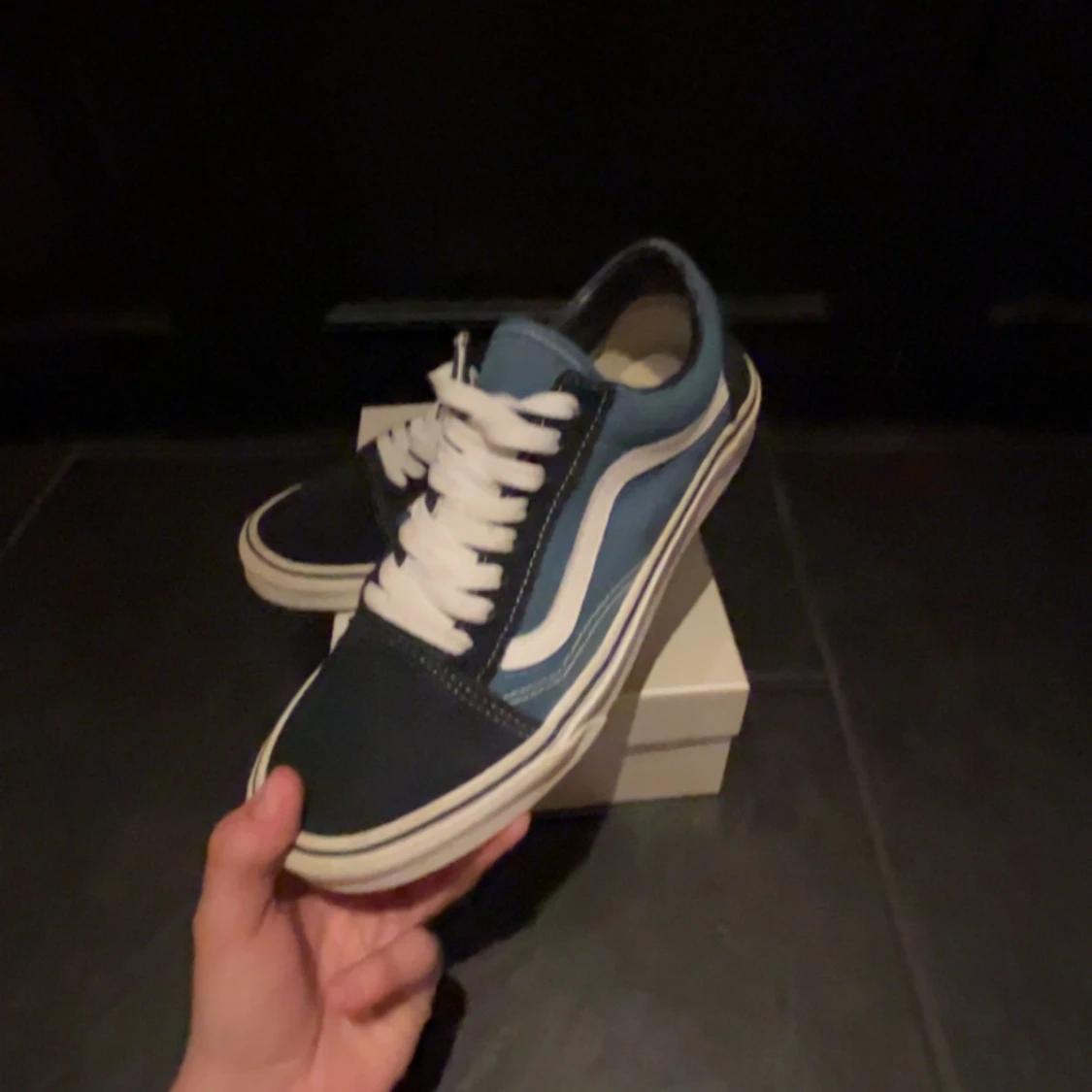 Blå och svarta sneakers från Vans - 2