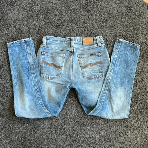 Nudie jeans - Ett par feta Nudie jeans med riktigt skön fade! Storlek 30/32. Mycket bra skick, 9/10. Hör av er vid minsta fundering!💫