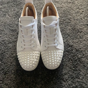 Vita Christian Louboutin  - ❗️1:1❗️Vita Christian Louboutin skor med nitar på. Skorna är använda en gång och är i väldigt bra skick. Boxen ingår. Priset ät diskuterart.
