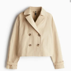 Beige trenchcoat med knappar - Populär beige trenchcoat