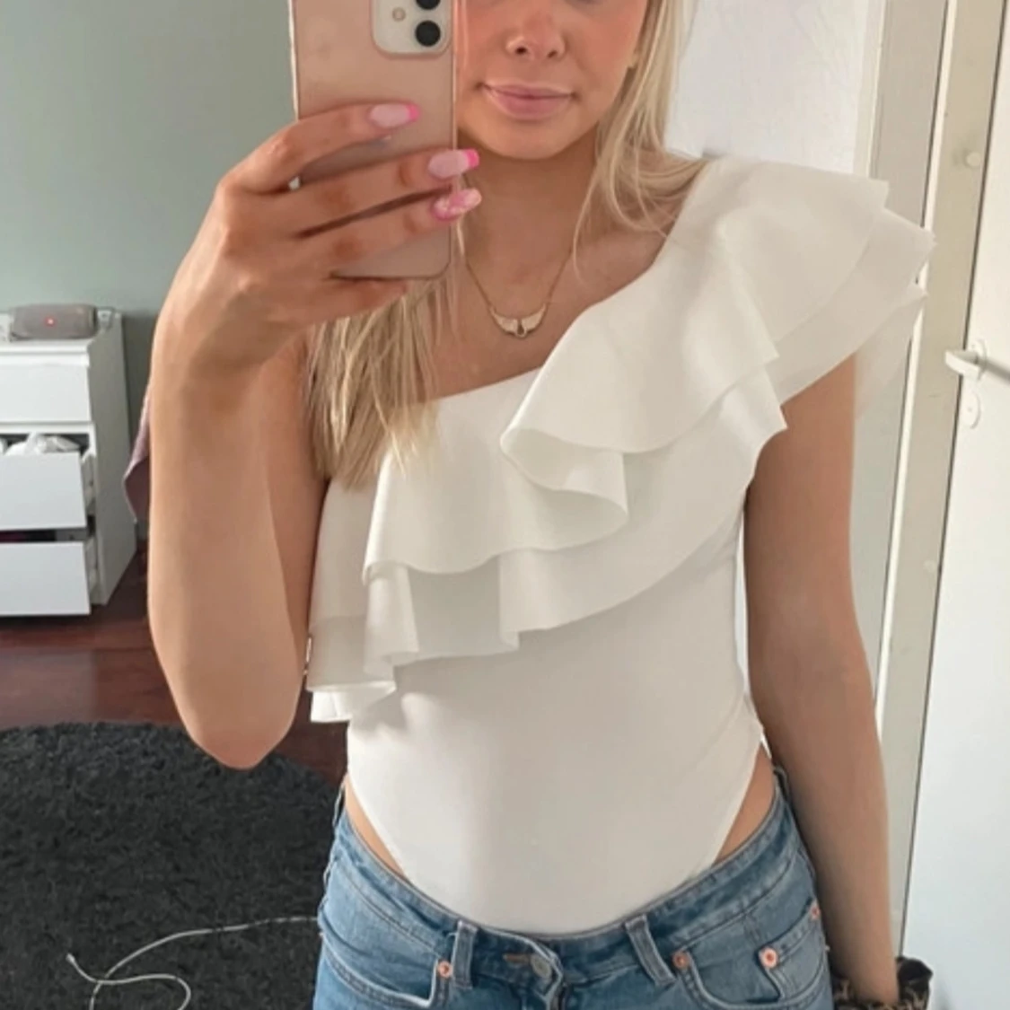 Vit oneshoulder body med volang - 1