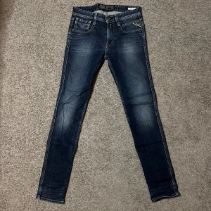 Replay Anbass Jeans - Tja säljer nu ett par Replay Anbass jeans i storlek W28 för endast 399kr! Pris är ej hugget i sten, hör av er i dm vid funderingar 🙌
