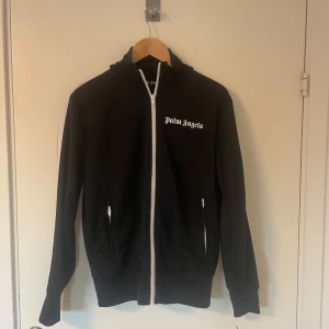 Svart tröja från Palm Angels - Den är väldigt snygg och 100% äkta. Man märker skillnad på en äkta och en f*ke. Det är väldigt stor skillnad på passform samt matrial. Storlek M på denna den är som ny men använd. Hör av er 