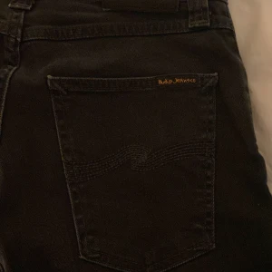 Nudie Jeans | 29/34 - ‼️Svarta Nudie Jeans‼️ Märke: Nudie Jeans 🏷️ Storlek: W29-L34📏 Passform: Skinny fit, passar 29/33 📌 Skick: ⭐️9,5/10⭐️ Fraktar: Inom 1 dag 📦