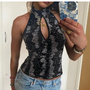 Glittrig top - Jättefin glittrig top som är perfekt till fest eller utgång! Första bilden lånad av hon jag köpte den av här på Plick. Superfint skick! Passar både M och S.