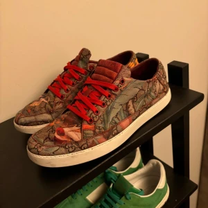 GG SKOR  - TVÄR TVÄR FETA!!!! GG skor i en otrolig kvalitet och bra skick! Bara sulan skulle det vara isåfall då den är lite sliten som vanligt Riktigt skön design allmänt riktigt snygga! Tar byten även! Kan gå ner i pris vid snabb äffär GARANTERAR ÄKTENHET 