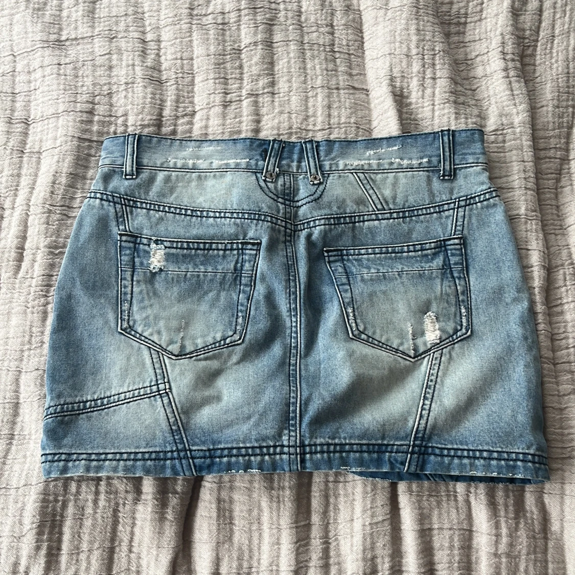 Blå jeanskjol med slitningar - 1