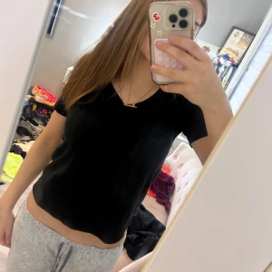 V-ringad t shirt  - Enkel v ringad t shirt, säljer den för 40kr storlek S, köp gärna via köp nu💕💕