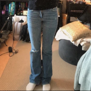 Jättesnygga blåa Bootcut jeans nya - Jättesnygga blåa bootcut jeans som e nya bara prövade. Med ett hål på ena knät för en snyggare coolare look. Pris kan alltid diskuteras skriv för bilder elr frågor💞