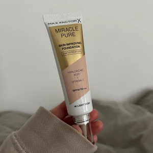 Max Factor Miracle Pure Foundation 40  - Max Factor Miracle Pure Foundation i nyansen 40 Light Ivory. Ger medium täckning med naturlig glow,  SPF30. Perfekt för dig som vill ha en fräsch bas. Oanvänd endast swatchad, full tub. Tyvärr fel nyans för mig. Säljer även 2 andra nyanser. Pris går att diskutera 💕