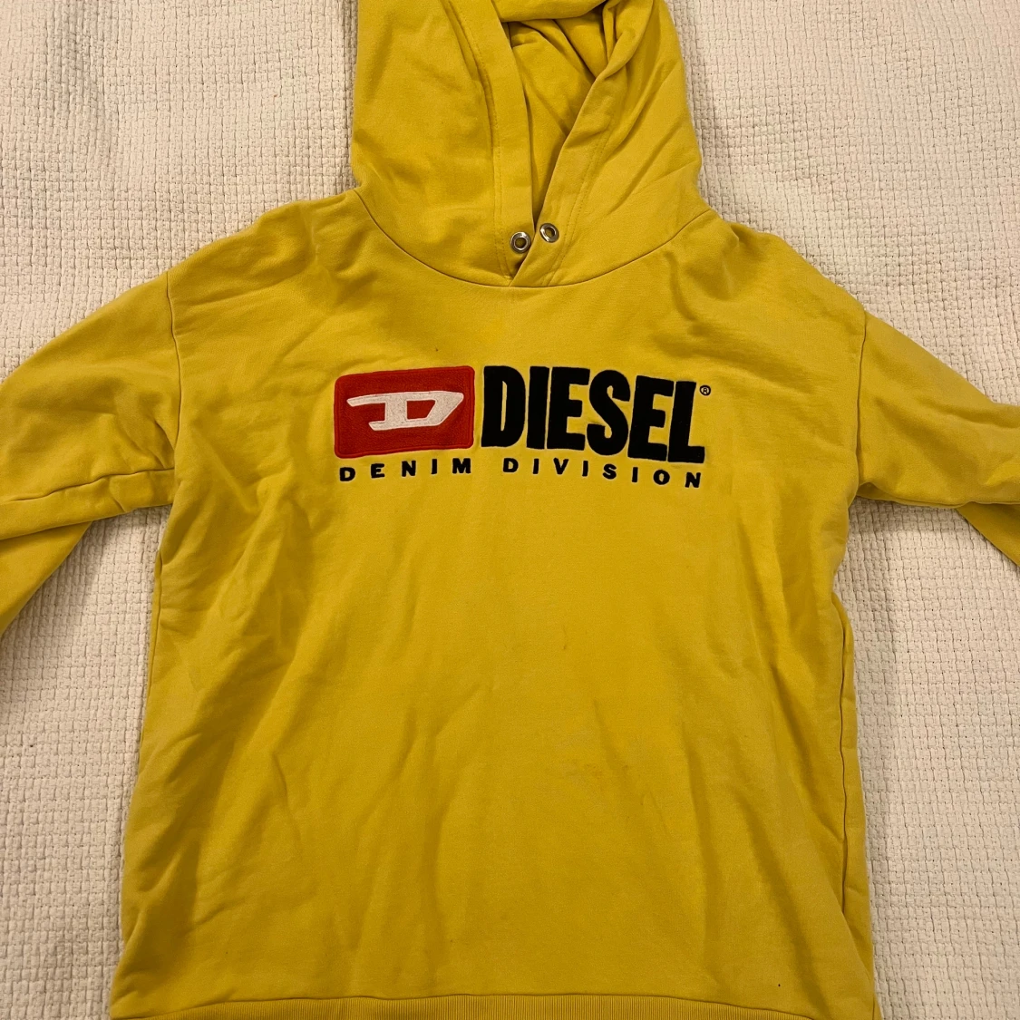Gul hoodie från Diesel med logga