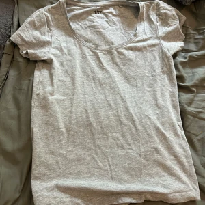 T-Shirt  - Använd ett par gånger men fortfarande i bra skick, enkel tröja 