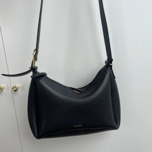 Polene Paris Umi - Säljer min Polene Paris Umi väska. Använd skick så säljer för 1000 (istället för 5000kr). slitna kanter (se bild). 