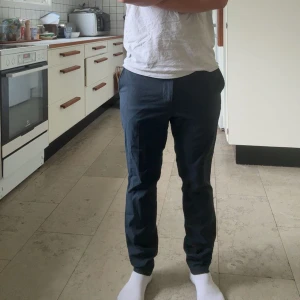Kostymbyxor slimfit - Jättesnygga blå kostymbyxor som passar perfekt med vit skjorta och liknande. Perfekta till jobb men också till vardags om man vill klä upp sig. De är i mycket bra skick och är sjukt sköna och stretchiga. Nypris ligger på 1499 som ni ser och säljer billigt då jag ej bär kostymbyxor så ofta längre. Lär säljas fort pga priset så var snabba! Endast goda omdömen så ni kan försäkra er om en god affär 🥰