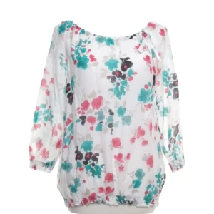 Blommig blus från s.Oliver Selection - Supersöt blommig blus från s.Oliver Selection i vitt med turkosa, rosa och svarta blommor. Lätt transparent material i bomull och silke, med trekvartsärmar och avslappnad passform. Perfekt för vår och sommar när du vill ha en luftig och färgglad look.