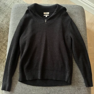 COS Ull Half Zip - COS Ull Half Zip. Knappt använd