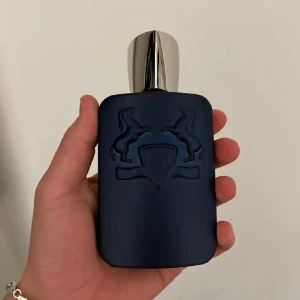Parfums de Marly Layton samples - Säljer splittar på Parfums De Marly Layton storlekarna 2/3/5/10ml. Priserna är följande: 75kr/99kr/149kr/279kr. Bara att skriva vid intresse