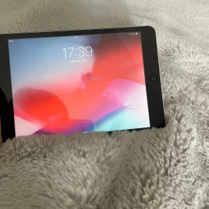 iPad mini 2  - Säljer min IPad mini då jag inte har användning för den längre. Den har 32 GB och är i väldigt bra kvalitet förutom vissa repor på hörnen (skriv pm om ni vill ha bild), kameran funkar väldigt bra och iPaden kommer med ett svart fodral/skal. 