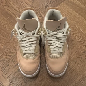 Nike Air Jordan 4 Retro ”Shimmer” - Nike Air Jordan 4 Retro ”Shimmer”. Snygga detaljer som genomskinliga plastinslag och klassisk Jumpman-logga på plös och häl. Perfekt för dig som gillar unika sneakers. De är använda, men inga större skador och därmed fortfarande i bra skick. Storlek 41. 