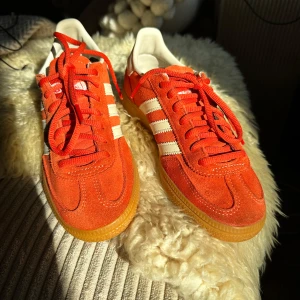 Adidas spezial handball  - Snygga Adidas spezial handball sneakers i orange mocka som inte längre kommer till användning. Endast använda en gång på en fest, därav någon mörkare fläck som inte syns mycket alls. Det går att få bort men jag har inte försökt. Extra vita skosnören medföljer. Storlek 36. Hoppas att dessa sneakers kommer till mer användning hos dig💗
