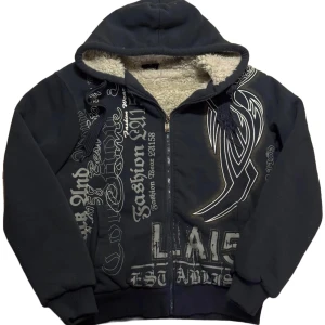 tribal hoodie - Fet tribal hoodie med fodrad insida perfekt för hösten samt vintern. Kom gärna med bud och trades eller frågor eller använd köp nu😁