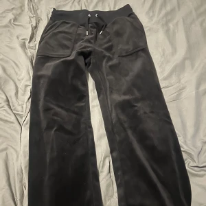 Svarta Juicy byxor  - Använda ett par gånger men är fortfarande i bra skick , lite långa vid benen 