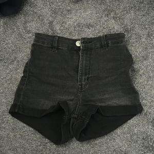 Jeansshorts  - Mörkgrå jeansshorts 