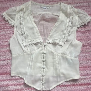 Söt vit blus  - Jag säljer denna superfina ljusa skjortliknande blusen i tunt och fint material. Perfekt för en sommardag, att användas i skolan eller på jobbet, men funkar även vid ett finare tillfälle. Jag köpte den  på Plick men den kommer knappt till användning dessvärre vilket är synd då den är så fin. Toppen är alltså i mycket bra skick. Pris är diskuterbart💓💓💓