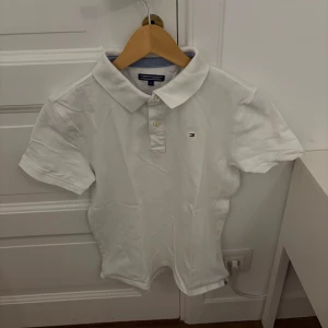 Vit Pikétröja från Tommy Hilfiger - Mycket bra skick! Storlek: 176 (Sitter som S)