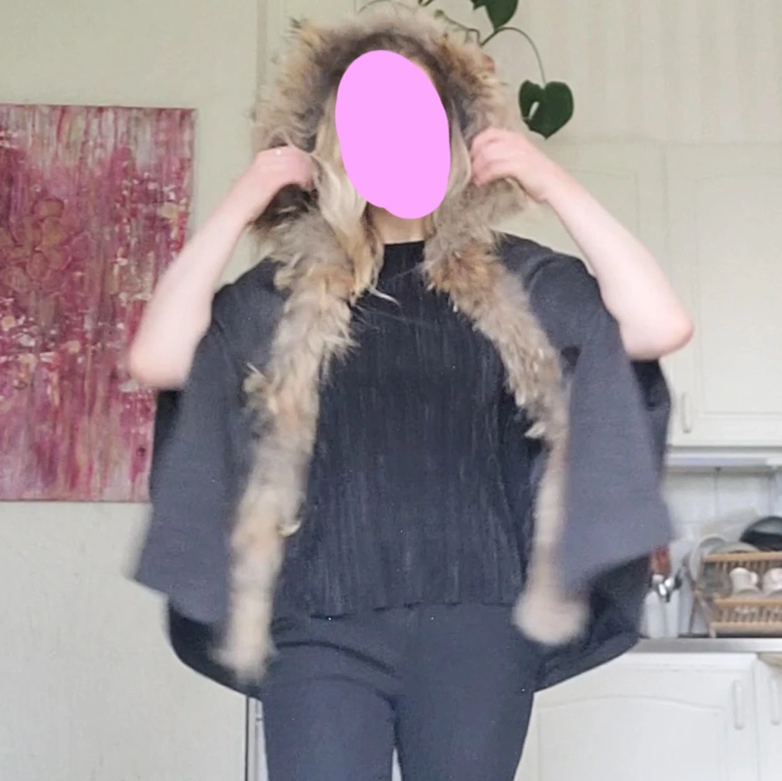 Grå cape med pälskanter - 1