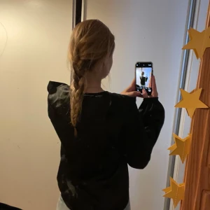 Svart blus - Säljer en super fin svart blus som både funkar till vardags och till festligheter! 