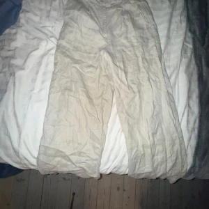 Beiga linnebyxor från NA-KD, strl 32 - Ett par linnebyxor som aldrig kommer till använd nu längre i storlek 32/ xs