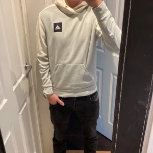 Vit/grön hoodie från Adidas  - Snygg vit hoodie från Adidas med svart logga på bröstet. Perfekt för både sport och vardag, långärmad och normal passform. OANVÄND!