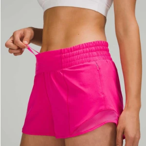 Rosa träningsshorts från Lululemon - INTRESSEKOLL! Inte helt säker att jag vill sälja.💞Snygga knallrosa träningsshorts från Lululemon med bred resår i midjan och mesh-detaljer på sidorna. Shortsen har en liten dragkedjeficka och är tillverkade i ett lätt och snabbtorkande syntetmaterial. Perfekta för gymmet eller löprundan! I storlek 2 passar mig som har xs/S. köpta för 680kr