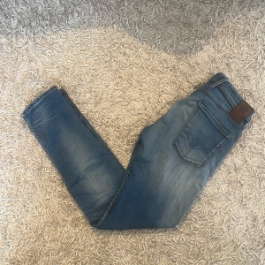 Replay anbass jeans slim fit herr  - Säljer ett par blå Replay Anbass jeans med en  slim passform och en riktigt fin wash. Andvända men bra skick, inga märkvärda anmärkningar. Hyperflex, alltså riktigt mjuka och stretchiga. Storlek 31 mått kan såklart skickas vid osäkerhet. Postas antigen samma dag som köp eller dagen därpå🙌💯