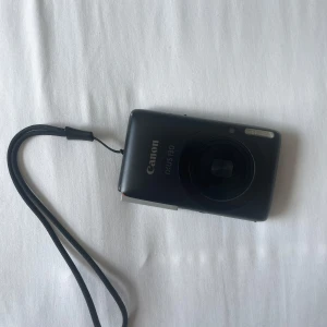 Digitalkamera Canon ixus 130 - Säljer min familjs digitalkamera då jaga lite glömmer att ta med den, den tar fina bilder och är i toppen skick. Flärpen måste bara tryckas tillbaka då den hoppat ut vilket ses på bilden .     Skydd/ fodral ingår och till kameras skickas även två batterier och en batteriladdare med.