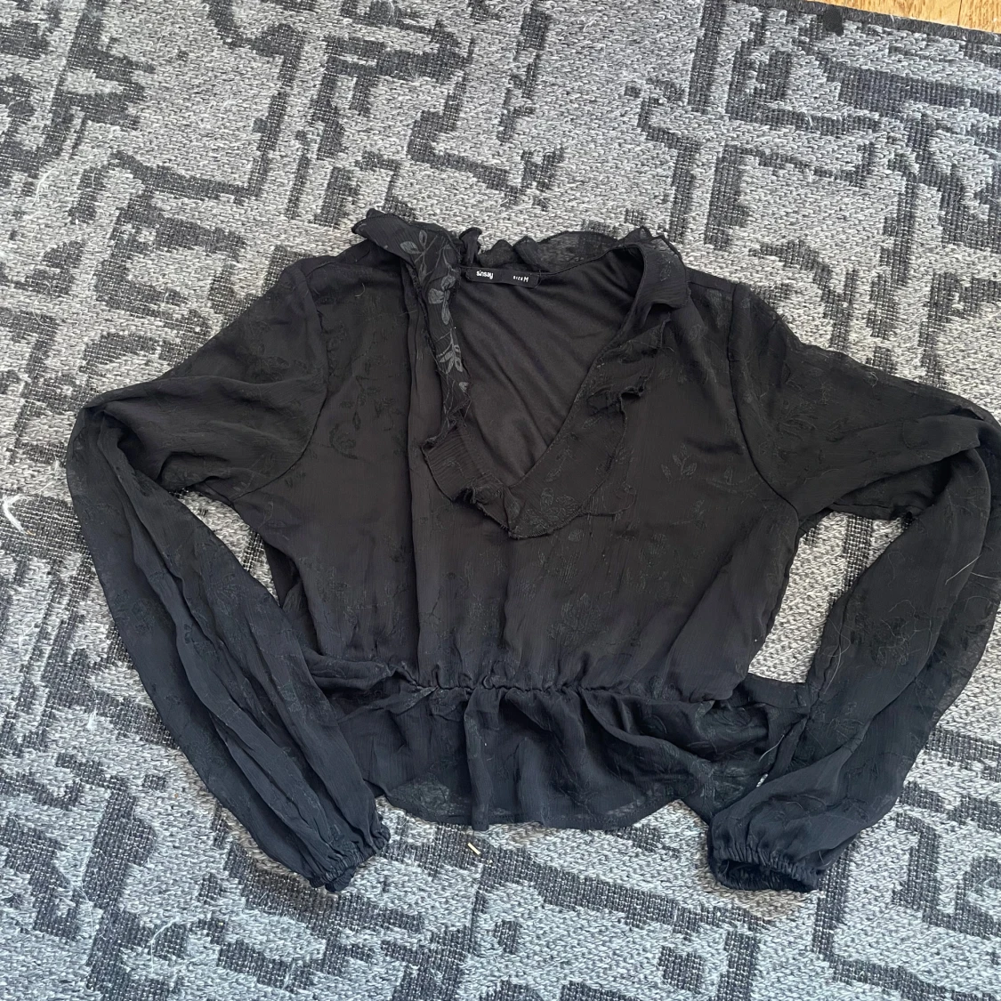 Svart blommig blus med volang