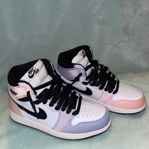 Nike Air Jordan 1 Retro High OG Craft - Säljer ett par helt nya Nike Air Jordan 1 Retro High OG Craft i storlek 39. Jag har aldrig använt dem — köpte dem för några månader sedan men hann inte använda dem innan mina fötter blev för stora. Perfekt för dig som vill ha ett par fräscha sneakers i toppskick!