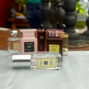 Mixade parfymminiatyrer Tom Ford & Jo Malone - Säljer ett set med exklusiva parfymminiatyrer från Tom Ford och Jo Malone. Inkluderar Tom Ford Rose Prick (rosa flaska), Lost Cherry (mörkröd flaska), samt Jo Malone Peony & Blush Suede (transparent flaska med silverlock). Perfekt för dig som vill testa flera dofter.