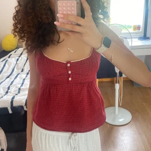Söt brandy Melville topp 🧺💕 - En jättegullig baby doll topp ifrån brandy Melville. Storleken passar alla som har XS-M eftersom att brandy Melvilles kläder är onesize. Jätte fin men har inte hittat användning till den. 💕