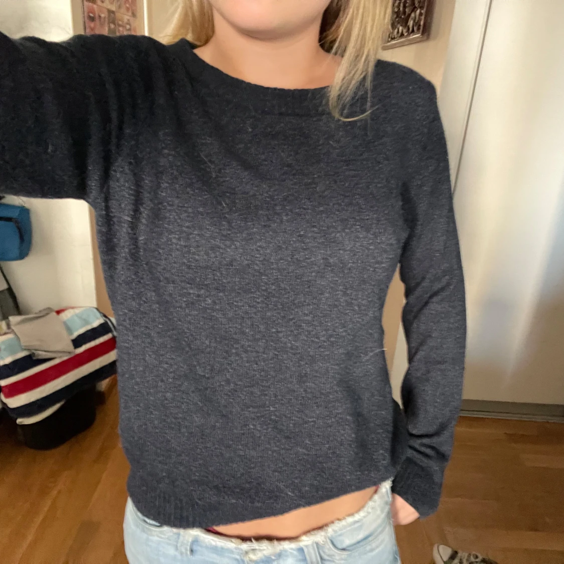 Mörkblå stickad tröja