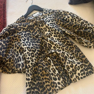 Ganni leopard topp - Ganni topp med leopard mönster i strl 32 🐆 köpt i butik för 2000kr. Slutsåld på hemsidan och väldigt eftertraktad🩷 i nyskick💓