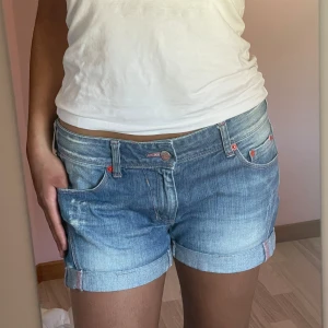 Lågmidjade jeansshorts - Såå snygga lågmidjade vintage jeansshorts! 🩷