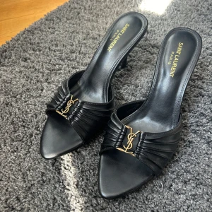 Klackar från Saint Laurent - Köpta på vinted men aldrig använda, bara testade. Storlek 40 men passar 39 bäst!🙏🏼inget äkthetsbetyg då förra ägaren inte skickade med något, därför är priset så lågt ❤️ 